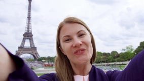 Mulher perto da torre Eiffel em Paris, França que faz o selfie Mulher de sorriso do turista que viaja em Europa video estoque Mulher perto da torre Eiffel em Paris, França que faz o selfie Mulher de sorriso do turista que viaja em Europa video estoque