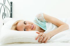 Mulher que acorda na cama fotos de stock Mulher que acorda na cama fotos de stock
