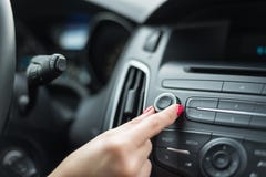 Mulher que ajusta o volume no autorrádio fotos de stock Mulher que ajusta o volume no autorrádio fotos de stock