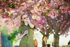 Mulher que anda em Paris em um dia de mola Fotos de Stock Mulher que anda em Paris em um dia de mola Fotos de Stock