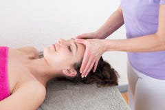 Mulher que aprecia a massagem principal no abrandamento do tratamento do Acupressure e na medicina alternativa fotos de stock royalty free Mulher que aprecia a massagem principal no abrandamento do tratamento do Acupressure e na medicina alternativa fotos de stock royalty free