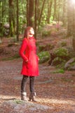 Mulher que aprecia o calor da luz solar do inverno apenas em um Forest Park Imagem de Stock Royalty Free Mulher que aprecia o calor da luz solar do inverno apenas em um Forest Park Imagem de Stock Royalty Free