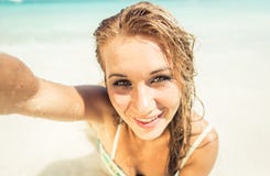 Mulher que encontra-se para baixo na areia branca foto de stock royalty free Mulher que encontra-se para baixo na areia branca foto de stock royalty free