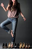 Mulher que escolhe sapatas imagens de stock royalty free Mulher que escolhe sapatas imagens de stock royalty free