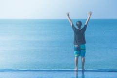 Mulher que está na borda da piscina com mãos levantadas despesas gerais, ela que olha a opinião do seascape fotos de stock Mulher que está na borda da piscina com mãos levantadas despesas gerais, ela que olha a opinião do seascape fotos de stock