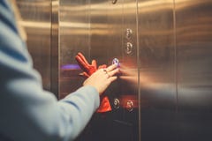 Mulher que está no elevador e que pressiona o botão foto de stock Mulher que está no elevador e que pressiona o botão foto de stock