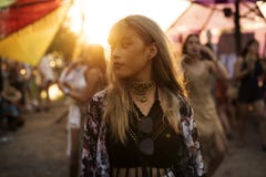 Mulher que está no festival de música fotografia de stock Mulher que está no festival de música fotografia de stock