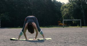 Mulher que faz estiramentos para preparar-se para seu exercício vídeos de arquivo Mulher que faz estiramentos para preparar-se para seu exercício vídeos de arquivo