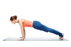 Mulher que faz o dandasana do chaturanga de Utthita do asana da ioga & o x28; ou phalakasana& x29; fotos de stock Mulher que faz o dandasana do chaturanga de Utthita do asana da ioga & o x28; ou phalakasana& x29; fotos de stock