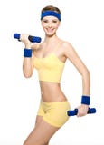 Mulher que faz o exercício da aptidão com dumbbells imagens de stock Mulher que faz o exercício da aptidão com dumbbells imagens de stock