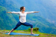 Mulher que faz o guerreiro de Virabhadrasana 2 do asana da ioga de Ashtanga Vinyasa imagens de stock Mulher que faz o guerreiro de Virabhadrasana 2 do asana da ioga de Ashtanga Vinyasa imagens de stock
