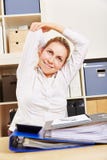 Mulher que faz o treinamento traseiro no escritório fotografia de stock Mulher que faz o treinamento traseiro no escritório fotografia de stock