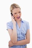 Mulher que grita em seu telefone fotos de stock Mulher que grita em seu telefone fotos de stock