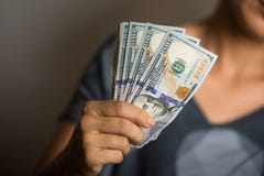Mulher que guarda notas de dólares americanos imagem de stock Mulher que guarda notas de dólares americanos imagem de stock