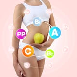 Mulher que guarda uma maçã e um pêssego com suas mãos perto da barriga fotos de stock royalty free Mulher que guarda uma maçã e um pêssego com suas mãos perto da barriga fotos de stock royalty free