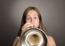 Mulher que joga a trombeta imagem de stock royalty free Mulher que joga a trombeta imagem de stock royalty free