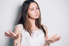 Mulher que mostra o sinal dizer não a alguém com sentimento irritado fotografia de stock royalty free Mulher que mostra o sinal dizer não a alguém com sentimento irritado fotografia de stock royalty free