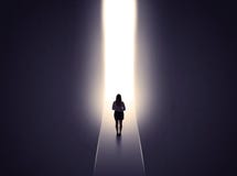 Mulher que olha o muro de cimento aberto fotografia de stock Mulher que olha o muro de cimento aberto fotografia de stock