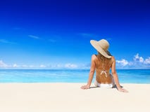 Mulher que relaxa na praia fotos de stock Mulher que relaxa na praia fotos de stock