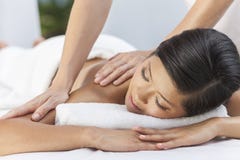 Mulher que relaxa nos termas da saúde que têm a massagem fotos de stock Mulher que relaxa nos termas da saúde que têm a massagem fotos de stock