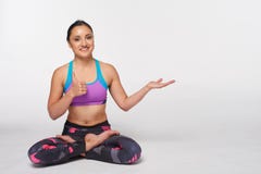 Mulher que senta-se na ioga Padmasana, pose dos lótus fotografia de stock Mulher que senta-se na ioga Padmasana, pose dos lótus fotografia de stock