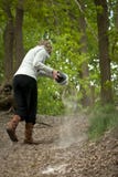 Mulher que strewing cinzas imagens de stock Mulher que strewing cinzas imagens de stock