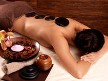 Mulher que tem a massagem de pedra no salão de beleza dos termas imagem de stock Mulher que tem a massagem de pedra no salão de beleza dos termas imagem de stock