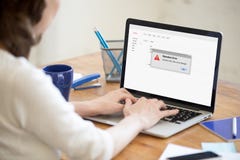 Mulher que tem o problema com computador, aplicação falhada, operatio imagens de stock royalty free Mulher que tem o problema com computador, aplicação falhada, operatio imagens de stock royalty free