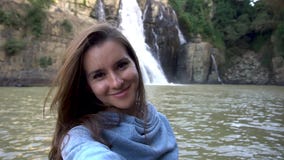 Mulher que toma o selfie perto da cachoeira em Dalat, Vietname vídeos de arquivo Mulher que toma o selfie perto da cachoeira em Dalat, Vietname vídeos de arquivo