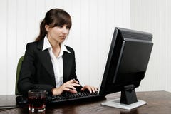 Mulher que trabalha com computador foto de stock royalty free Mulher que trabalha com computador foto de stock royalty free