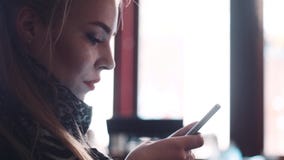 Mulher que usa o app no smartphone no café bebendo do café que sorri e que texting no telefone celular Modelo lindo Vida moderna vídeos de arquivo Mulher que usa o app no smartphone no café bebendo do café que sorri e que texting no telefone celular Modelo lindo Vida moderna vídeos de arquivo