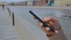 Mulher que usa o smartphone filme Mulher que usa o smartphone filme