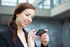 Mulher que usa o smartphone na maneira fotos de stock Mulher que usa o smartphone na maneira fotos de stock