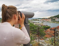 Mulher que usa o telescópio imagem de stock Mulher que usa o telescópio imagem de stock