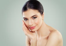 Mulher saudável com o close up fêmea perfeito novo da cara da pele clara imagens de stock Mulher saudável com o close up fêmea perfeito novo da cara da pele clara imagens de stock