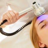 Mulher saudável nova com a boa pele que faz procedimentos cosméticos na clínica dos termas Tratamento claro imagens de stock royalty free Mulher saudável nova com a boa pele que faz procedimentos cosméticos na clínica dos termas Tratamento claro imagens de stock royalty free