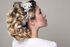 Mulher sensual com cabelo louro e penteado elegante foto de stock royalty free Mulher sensual com cabelo louro e penteado elegante foto de stock royalty free