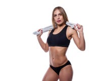 Mulher 'sexy' atrativa após o exercício com a toalha isolada sobre o fundo branco Fêmea nova com corpo muscular foto de stock Mulher 'sexy' atrativa após o exercício com a toalha isolada sobre o fundo branco Fêmea nova com corpo muscular foto de stock