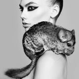 Mulher 'sexy' bonita com chinchila imagem de stock royalty free Mulher 'sexy' bonita com chinchila imagem de stock royalty free