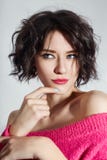 Mulher 'sexy' com o cabelo curto cortado na camiseta vermelha cor-de-rosa no fundo branco Menina perfeita com cabelo escuro desal fotos de stock Mulher 'sexy' com o cabelo curto cortado na camiseta vermelha cor-de-rosa no fundo branco Menina perfeita com cabelo escuro desal fotos de stock