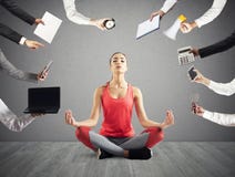 A mulher tenta manter a calma com ioga devida forçar e sobrecarregar no frigideira chinesa foto de stock A mulher tenta manter a calma com ioga devida forçar e sobrecarregar no frigideira chinesa foto de stock