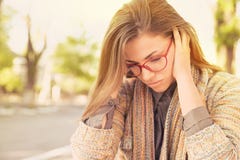 Mulher triste forçada que senta-se fora Esforço do estilo de vida urbana da cidade imagem de stock Mulher triste forçada que senta-se fora Esforço do estilo de vida urbana da cidade imagem de stock