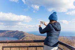 A mulher vai caminhar e tomar a foto no telefone celular imagens de stock A mulher vai caminhar e tomar a foto no telefone celular imagens de stock