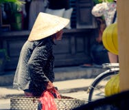Mulher vietnamiana idosa em Hoi An fotografia de stock Mulher vietnamiana idosa em Hoi An fotografia de stock