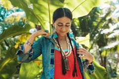 Mulher à moda nova alegre que tem o divertimento fora imagem de stock Mulher à moda nova alegre que tem o divertimento fora imagem de stock