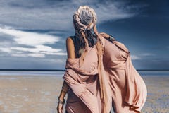 Mulher à moda nova com os acessórios elegantes do boho no bea imagens de stock Mulher à moda nova com os acessórios elegantes do boho no bea imagens de stock