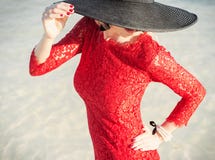 Mulher à moda que veste o vestido e o chapéu negro vermelhos Fotografia de Stock Mulher à moda que veste o vestido e o chapéu negro vermelhos Fotografia de Stock