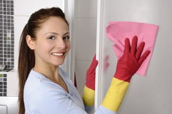 Mulheres bonitas felizes após ter limpado a casa fotos de stock Mulheres bonitas felizes após ter limpado a casa fotos de stock