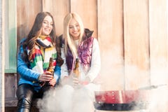Mulheres com cerveja nas mãos que olham o assado imagens de stock royalty free Mulheres com cerveja nas mãos que olham o assado imagens de stock royalty free