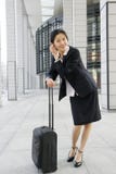 Mulheres de negócio chinesas com mala de viagem Mulheres de negócio chinesas com mala de viagem